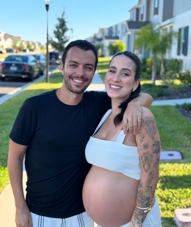 Dos dias especiais em Orlando em família 💖🥰

Teve chá de bebê, teve hospedagem na casa das duas irmãs, teve parque, teve outlet, teve corridinha, teve comilança com força y mucho más! 

Teve principalmente duas versões minhas, das quais eu tento vivê-las mais, a skin irmão e a skin tio Felipinho.

Mais do que os momentos de diversão e risadas, tivemos  conversas profundas. Aquelas trocas sinceras sobre a vida, os sonhos e os desafios que só acontecem quando estamos com quem realmente importa. Faz bem poder compartilhar não só as alegrias, mas também as vulnerabilidades. Elas estão vivendo na gringa - como eu também já vivi durante 10 anos. Tem muitas delícias, mas também dores. 

Ver como cada um de nós está crescendo - emocional, física, intelectual e socialmente etc - me encheu de orgulho. Adultecer ao lado de quem amamos é um privilégio. Perceber que estamos evoluindo, construindo nossas vidas e ainda assim mantendo esses laços fortes é edificante e dá mais gás, coragem e vontade. São nesses momentos que consigo ver e sentir o verdadeiro significado de família. 💖

De uns anos pra cá tinha uma meta pessoal de ir uma vez ao ano para NY. Esse ano, decidir ficar só em Orlando e valeu muito. Tô mexendo a meta para uma vez nos EUA, para ficar mais perto dessas pessoas aí das fotos e da Liz, luz que está na barriga da minha irmã Luana. Come girl 💖 

Foi lindo! E consegui fazer direitinho o primeiro vive, depois posta! ✌️

Boa semana! 🥰

P.S: Papi caprichou hein e ngm pode negar rs 😜😂 @luisfelipedimare 

#FamíliaÉTudo #Orlando #MemóriasEspeciais  #ViagemEmFamília #TheEyehasToTravel