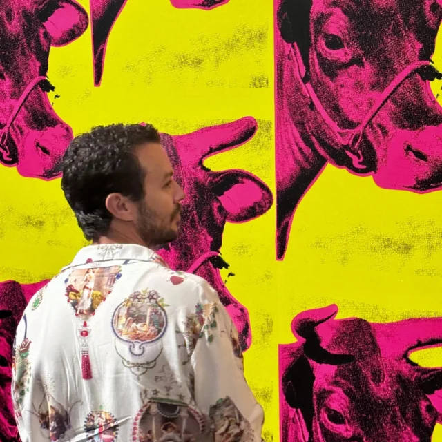 Alguns flashes da exposição de Andy Warhol que está rolando em São Paulo. 🖼️🎨 

Essa é uma grande mostra do trabalho desse gigante artista multidisciplinar que mudou a história da arte e é um dos maiores representantes do que chamamos de Pop Art.❤️ 

Dá pra ver como Andy capturava o espírito do tempo e circulava entre diferentes universos e ciclos sociais. Foi das trocas, do humor, do olhar afiado que ele foi criando, brincando, vivendo, produzindo e fazendo do seu nome, a sua maior arte. Um baita de um artista, um baita de um marketeiro! Rs Um criativo generalista transdisciplinar! 
Amo/sou! 

Adorei ver as fotografias, e principalmente seu link com a mídia, com as marcas e com a moda. Está tudow conectado. 

Ele trabalhava a repetição, o status, a acessibilidade e o ordinário com um toque ousado, simples, colorido, autêntico. Foi percursor em muitas coisas - como quando disse: que todos nós teríamos 15 minutos de fama. Isso bem antes dessa nossa vida regida por selfies e clicks. 

O que será que Andy faria agora ? Como retrataria o nosso tempo, coisas e pessoas ? 

#arte #art #compartilhearte #popart #andywarhol #andywarholart