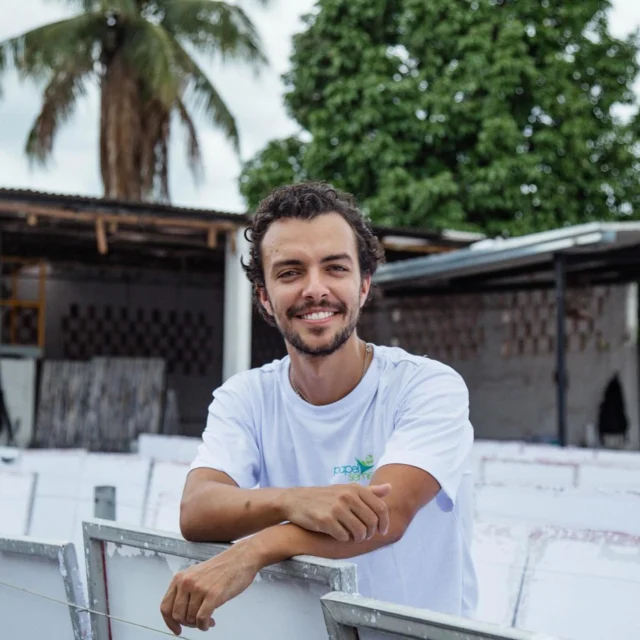 🎂Celebramos 16 anos da Papel Semente no CNPJ. 💚 Uma jornada que começou com coragem e visão em tempos em que o impacto positivo não estava no mainstream. Lançamos um negócio com os pilares de ESG quando praticamente ninguém falava de sustentabilidade. 

Empreender é difícil; empreender em família é complexo, mas nós fizemos e seguimos espalhando nossas sementes e imprimindo nosso papel de transformar o mundo.🌎♻️🪴

Desde o início, fomos audaciosos em criar um negócio que combina inovação com sustentabilidade. Nossa iniciativa foi pioneira, estabelecendo um novo padrão e uma nova forma de marcas, empresas, e pessoas se comunicarem, sempre atreladas ao nosso propósito: ✨ Despertar encantamento e incentivar o consumo consciente!✨

Um salve, um viva, e um parabéns para todos da nossa equipe e rede, especialmente aos pilares da nossa empresa. 

Minha Mãe, @andreacarvalho_papelsemente : A cara da marca, inspiração no campo da sustentabilidade e do empreendedorismo feminino. Suas conexões e paixão são fundamentais para levar nossa missão adiante. 

Paulo, meu Padrasto: O responsável por garantir a excelência na produção e liderar nossa equipe na fábrica. Seu comprometimento é a pedra fundamental que mantém a operação funcionando. 

Meu Pai, @luisfelipedimare : O visionário do comercial e do varejo, sempre à frente das tendências. Sua habilidade em expandir nosso alcance e criar conexões no mercado é inestimável.. 

É muito legal ver o que estamos construímos. Quantas vidas melhoramos, quanto “lixo” reciclamos, quanta gente inspiramos! Nosso Compromisso é continuado. Enquanto olhamos para o futuro, seguimos comprometidos a continuar inovando e fazendo a diferença, mantendo a sustentabilidade no coração de tudo o que fazemos e deixando o mundo e as marcas mais conscientes e verdes.✨💚🚀

Agradeço a todos que fizeram e fazem parte dessa jornada incrível! @papelsemente 16 anos!

Plante essa ideia!  💚💚💚

#empreendedorismofamiliar #papelsemente #sustentabilidade #marcascompropósito