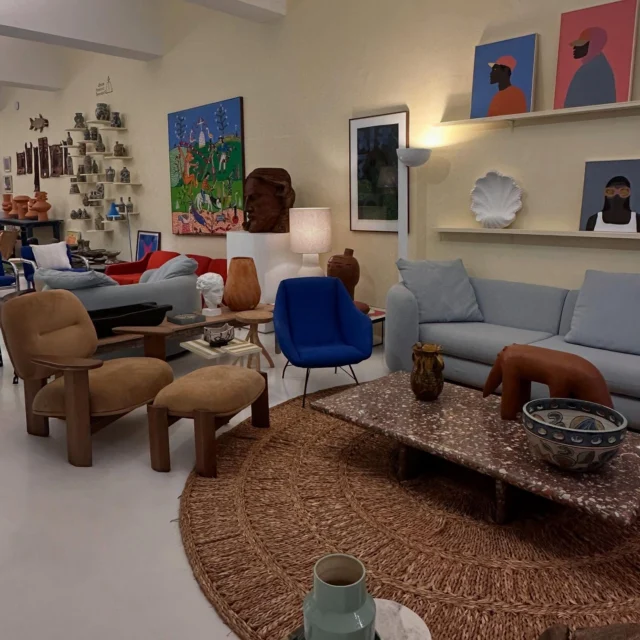 Excelente programa em São Paulo! ✨ Fui conhecer a @mauricioarrudacasa , a loja conceito do arquiteto @mauricioarruda , e que grata surpresa! É um verdadeiro convite a conhecer peças, histórias e sabores novos e cheia de significado. Adorei que nesse espaço moda, decoração, arte e gastronomia se encontram de uma forma inteligente. Tendência: cross-retail-experience. 

O tripé que sustenta esse projeto é muito inteligente e super bem executado:

Moda: A @retropy_ traz a moda com uma proposta autoral e cheia de estilo.

Decor & Arte: A própria a mau (do @mauricioarruda!) é um paraíso de objetos de design, mobiliário autoral e obras de arte que transformam qualquer espaço.

Gastronomia: E, para completar uma jornada sensorial, no fundo da loja, o @cuscuzdairina nos oferece sabores com a alma do Nordeste, em pratos que são também de  afeto.

É notável a inteligência e a integridade por trás dos detalhes – uma verdadeira aula de como dar vida e tangibilidade aos atributos, à proposta de valor e à essência de um branding proprietário.

By the way, logo na entrada, um manifesto grandioso na parede ao lado da vitrine já nos abraça e explica direitinho “what’s it all about”, contextualizando e imergindo o visitante no propósito do lugar. É uma aula de como criar um conceito e comunicá-lo/vende-lo de forma coerente e esperta !

Eu adorei! Vale a visita para quem busca inspiração, novidades e achados-únicos e uma experiência mais slow de design-moda-comida e afeto! 💖

#amau #MauricioArruda #LojaConceito #DesignBrasileiro #ModaDecorArteGastronomia #Experiência #Branding #Retropy #CuscuzDaIrina #SãoPaulo #Inspiração
